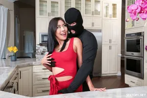 Gã chồng không biết vợ yêu bị quản lý phang ngay phía sau tấm kính, chỉ vì tiền…