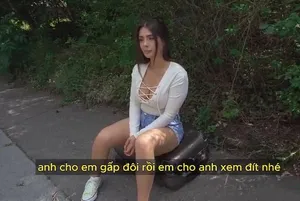 Tiểu Tô Tô vui vẻ tát cho đại ca đeo mặt nạ, lộ mặt nhẹ nhàng liếm con cặc to, để đại ca ấn xuống, hung hăng thúc chân, nổ tung đám cỏ, rên rỉ cuồng nhiệt bắn ra