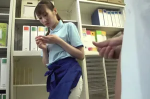 Ba mẹ đi vắng, anh trai ở nhà gạ làm tình với cô em gái