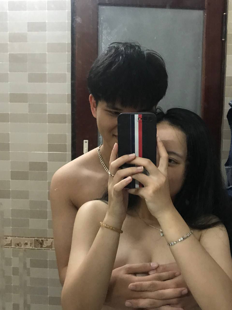 Người phụ nữ trẻ đẩy bbbb đẩy